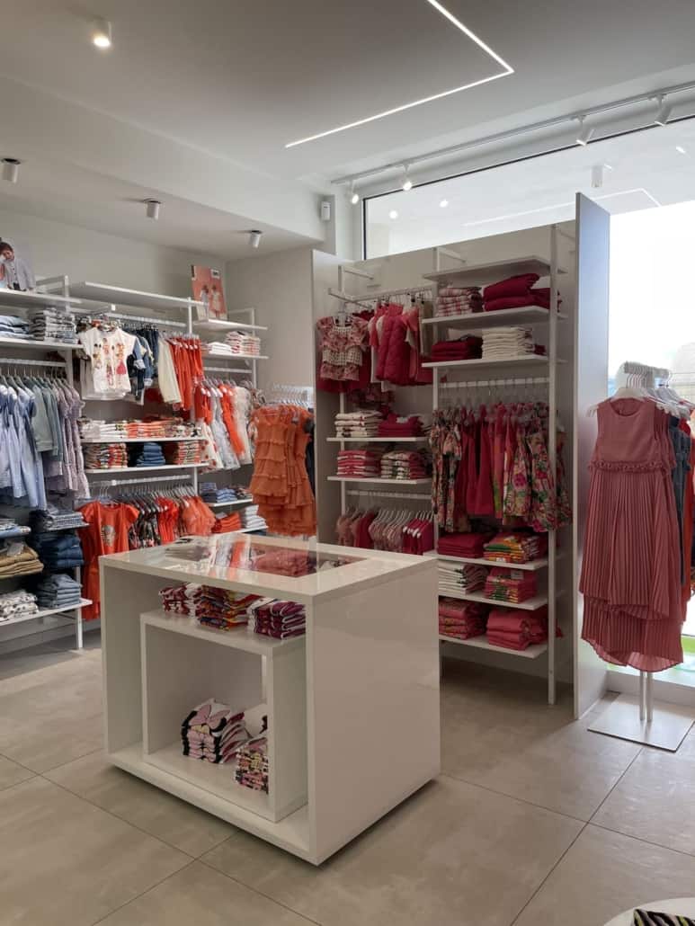 Arredamento per negozio abbigliamento bambini ragazzi Arredamento per negozio abbigliamento bambini ragazzi