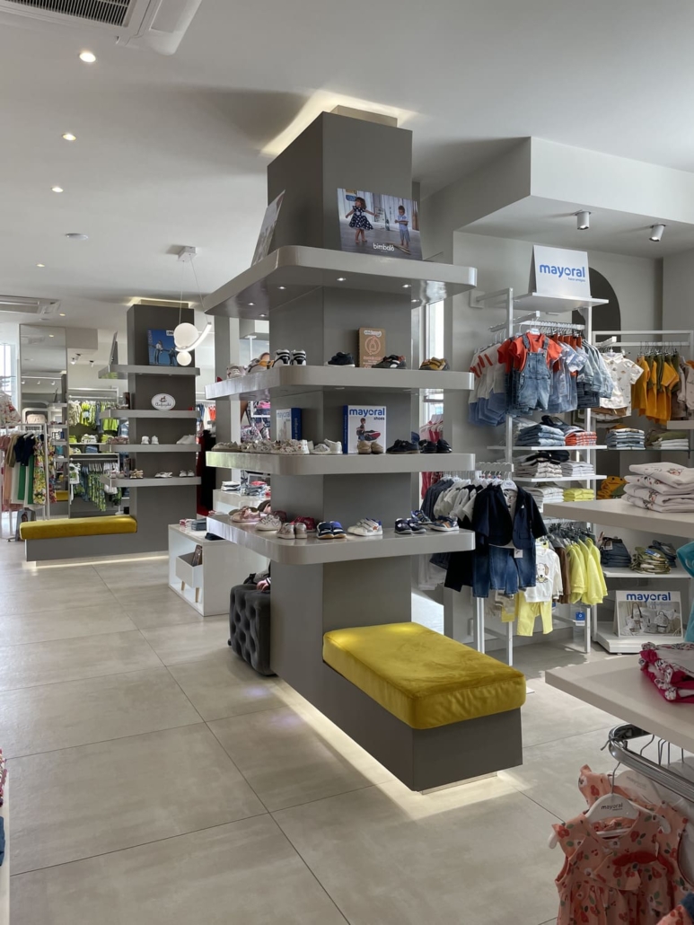 Arredamento per negozio abbigliamento bambini ragazzi Arredamento per negozio abbigliamento bambini ragazzi