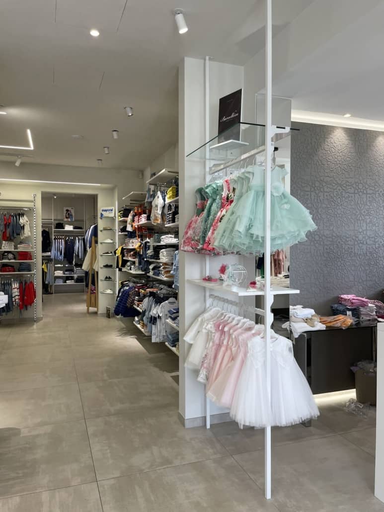 Arredamento per negozio abbigliamento bambini ragazzi Arredamento per negozio abbigliamento bambini ragazzi
