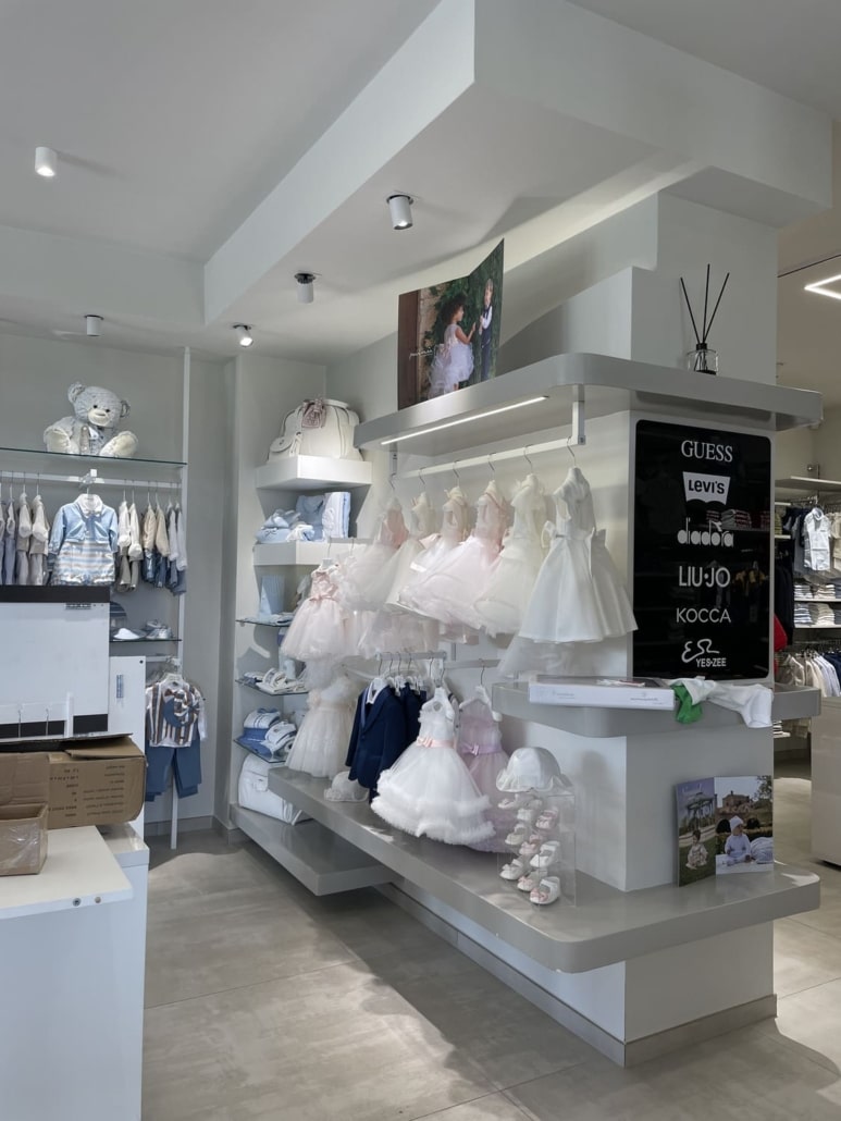 Arredamento per negozio abbigliamento bambini ragazzi Arredamento per negozio abbigliamento bambini ragazzi