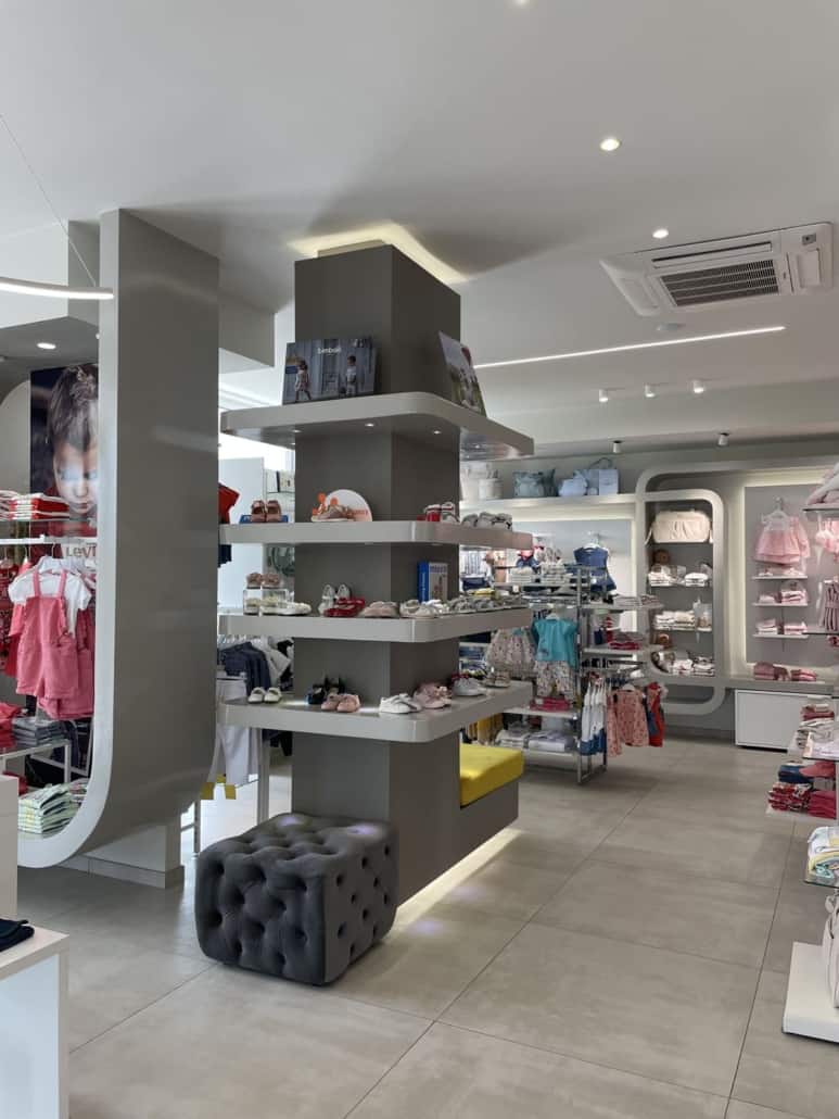 Arredamento per negozio abbigliamento bambini ragazzi Arredamento per negozio abbigliamento bambini ragazzi